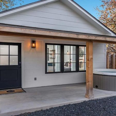 Alley Kat Guesthouse With Private Hot Tub Fredericksburg Exterior photo
