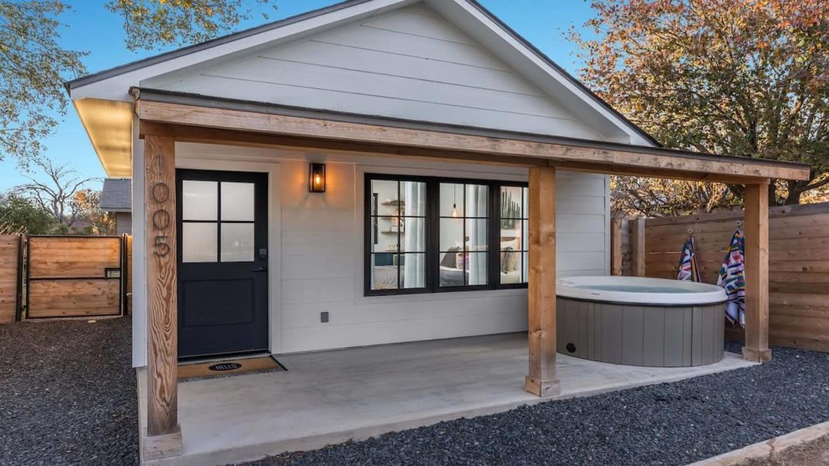 Alley Kat Guesthouse With Private Hot Tub Fredericksburg Exterior photo