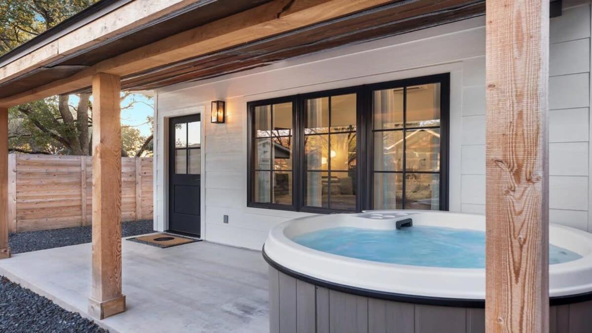 Alley Kat Guesthouse With Private Hot Tub Fredericksburg Exterior photo