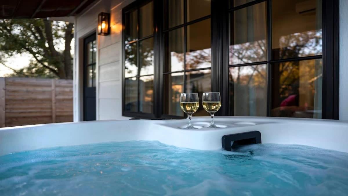 Alley Kat Guesthouse With Private Hot Tub Fredericksburg Exterior photo